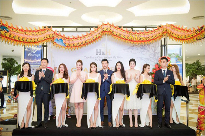Hai người đẹp tham gia cắt băng khai trương tại cả 3 địa điểm của sự kiện.
