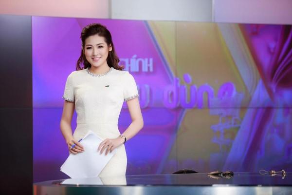 Đảm nhận vai trò BTV, Á hậu Tú Anh thường xuyên phải xuất hiện chỉn chu và xinh đẹp trên sóng truyền hình cả nước.