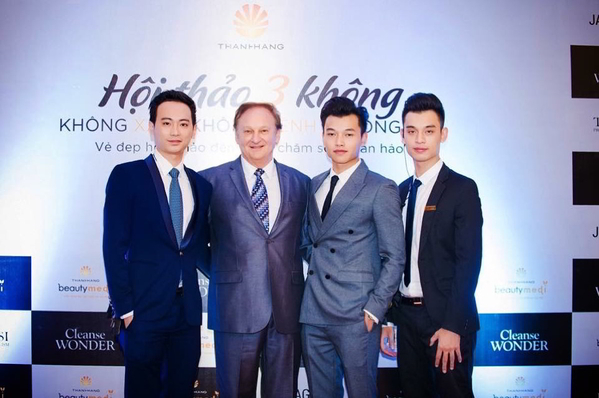 Thế Anh - CEO (thứ 2 từ phải sang) cùng 2 anh em họ Trương Đình Tùng - Giám đốc và Mai Quang Duy - Giám đốc MKT cùng đối tác trong 1 cuộc hội thảo.