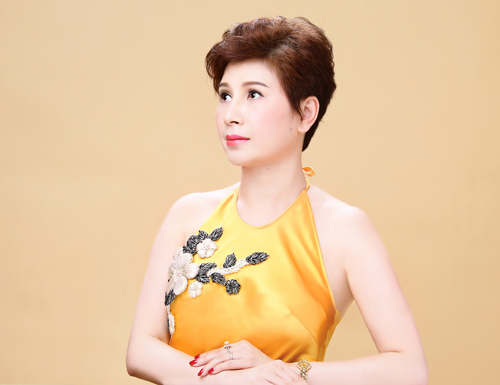 Để duy trì hiệu quả điều trị, nữ doanh nhân luôn bảo vệ da khỏi ánh nắng mặt trời đồng thời sử dụng các thực phẩm chức năng cũng như mỹ phẩm 100% từ thiên nhiên để nuôi dưỡng làn da.