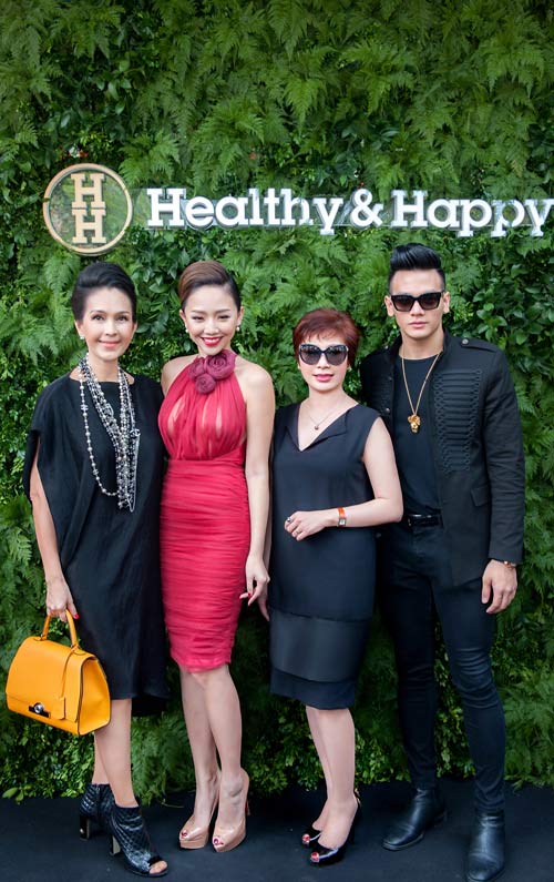 Là tín đồ của thời trang, làm đẹp, ca sĩ Tóc Tiên chia sẻ: sau bao ngày mỏi mòn trông ngóng, cô đã có thể dễ dàng mua các sản phẩm làm đẹp từ thiên nhiên và TPCN ngay tại Showroom H&H số 3 Hàng Khay, Hà Nội, thay vì phải đi nhờ người mua từ Mỹ hoặc đi lưu diễn như trước đây. 