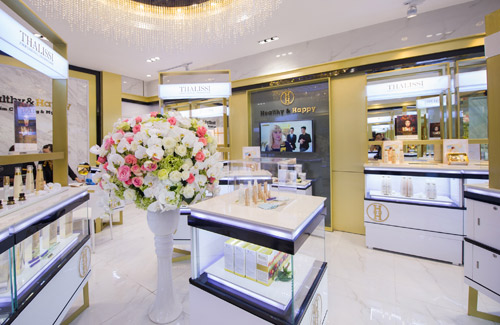Showroom H&H với tông màu trắng chủ đạo, toát lên vẻ hiện đại và sang trọng.