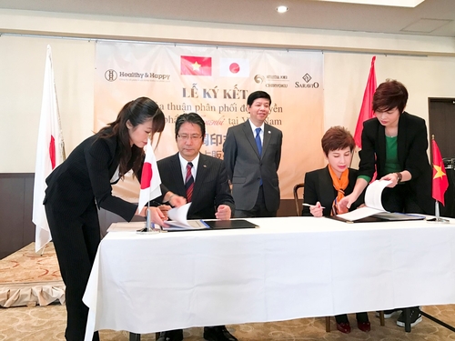 Ông Shigeru HAMADA và CTHĐQT Bà Đặng Thanh Hằng ký hợp đồng phân phối độc quyền các sản phẩm làm đẹp tại Đại sứ quán Việt Nam ở Tokyo