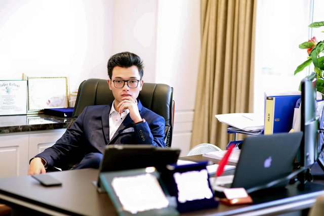 Người đàn ông đứng đằng sau nữ doanh nhân hà thành là ai?