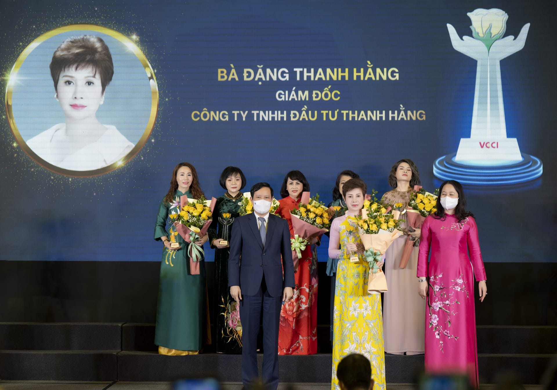 Bà Đặng Thanh Hằng - Chủ tịch Tập đoàn Thanh Hằng - được vinh danh là Nữ doanh nhân Việt Nam tiêu biểu - Cúp bông hồng vàng