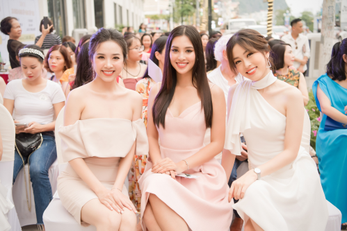 Tham gia lễ khai trương, ngoài đại diện thương hiệu còn có Top 3 Hoa hậu Việt Nam 2018: Tiểu Vy, Phương Nga, Thúy An